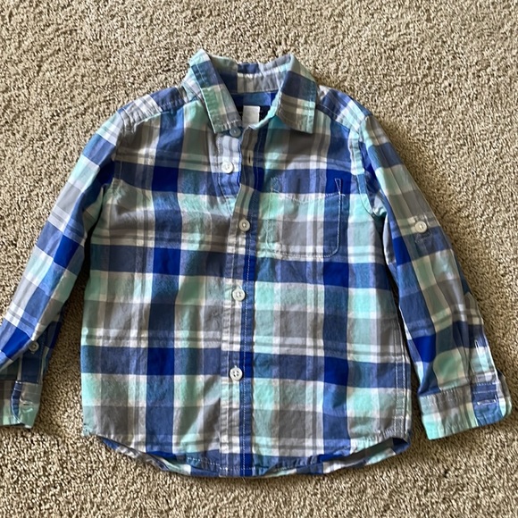 The Children’s Place shorts & two button up shirts 2T - Picture 3 of 4